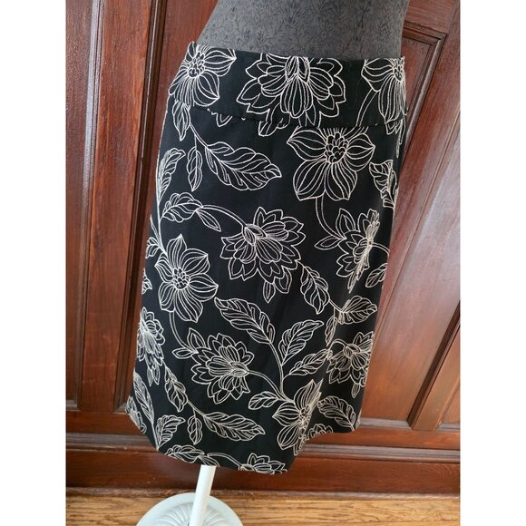 Josephine Chaus Womens Floral Print Skirt Size 6 Black & White Knee-Length - Picture 2 of 5